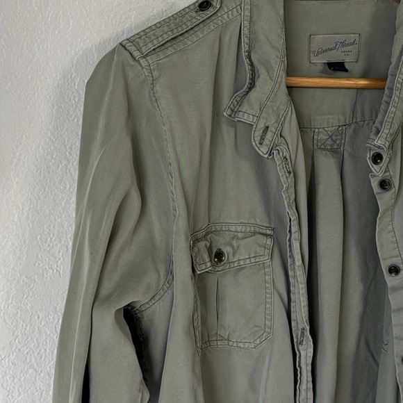 Universal Thread‎ Button Up - Picture 2 of 5